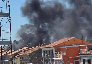Incendio in appartamento in via Vivaldi: operai al lavoro sul terrazzo, stabile evacuato