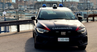Tenta di svaligiare casa, bloccato e denunciato: aggredisce i carabinieri