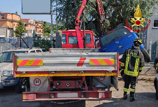 Operaio incastrato tra camion e auto, grave ma non in pericolo di vita