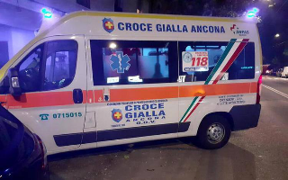 Ancona, in pigiama da Porto Recanati dall’ex: dà spettacolo e aggredisce i sanitari