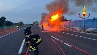 A14, camion frigorifero in fiamme tra Civitanova e Porto Recanati