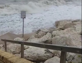 Porto Recanati: mareggiata a Scossicci, il Comitato denuncia danni e chiede interventi urgenti