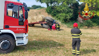 Tolentino, trattore si ribalta: agricoltore grave a Torrette